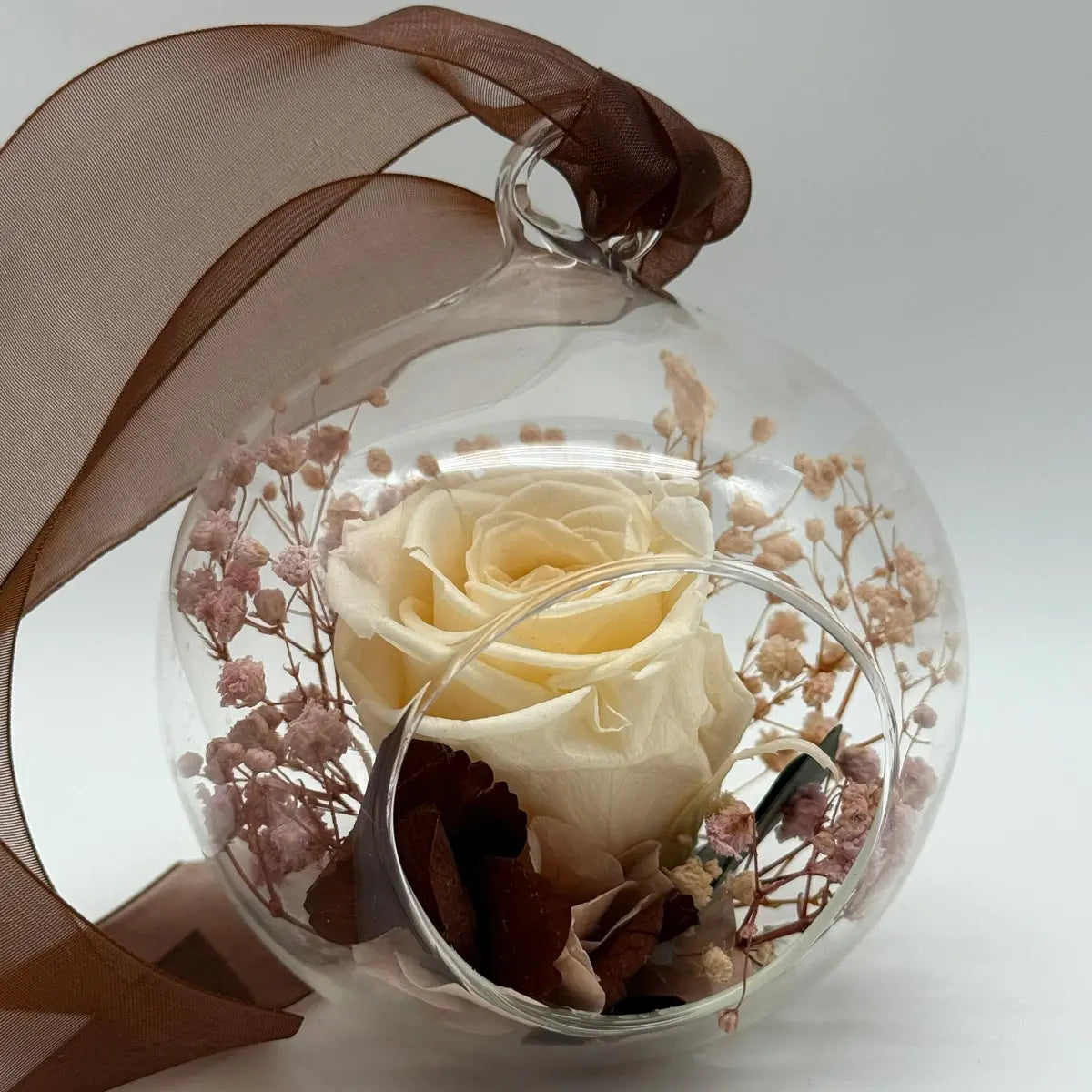 Boule en verre avec fleurs
