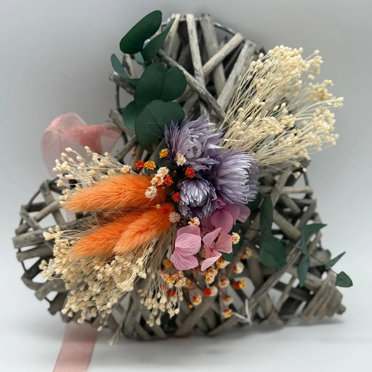 Cœur coloré avec fleurs séchées