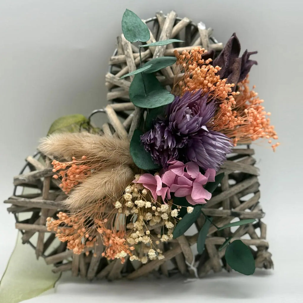 Cœur coloré avec fleurs séchées