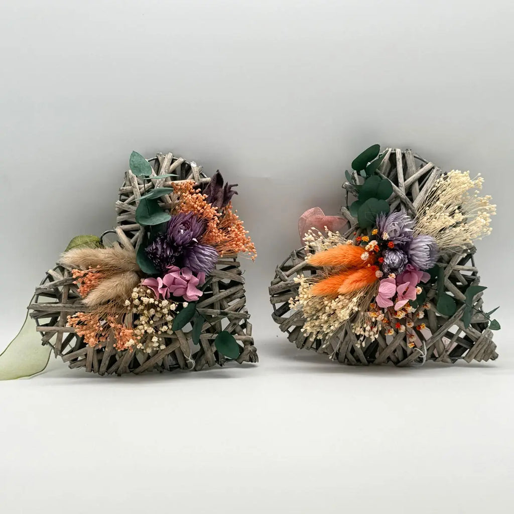 Cœur coloré avec fleurs séchées