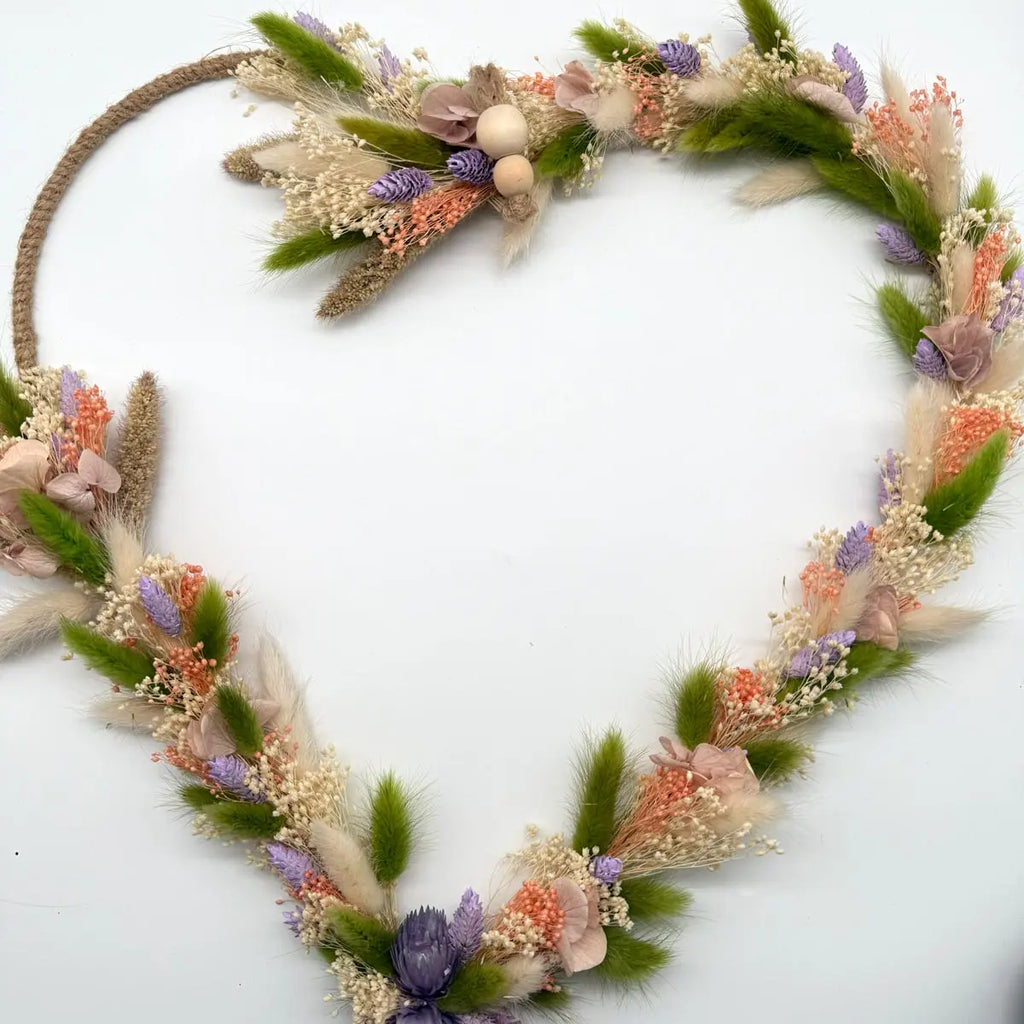 Cœur pastelle avec fleurs séchées