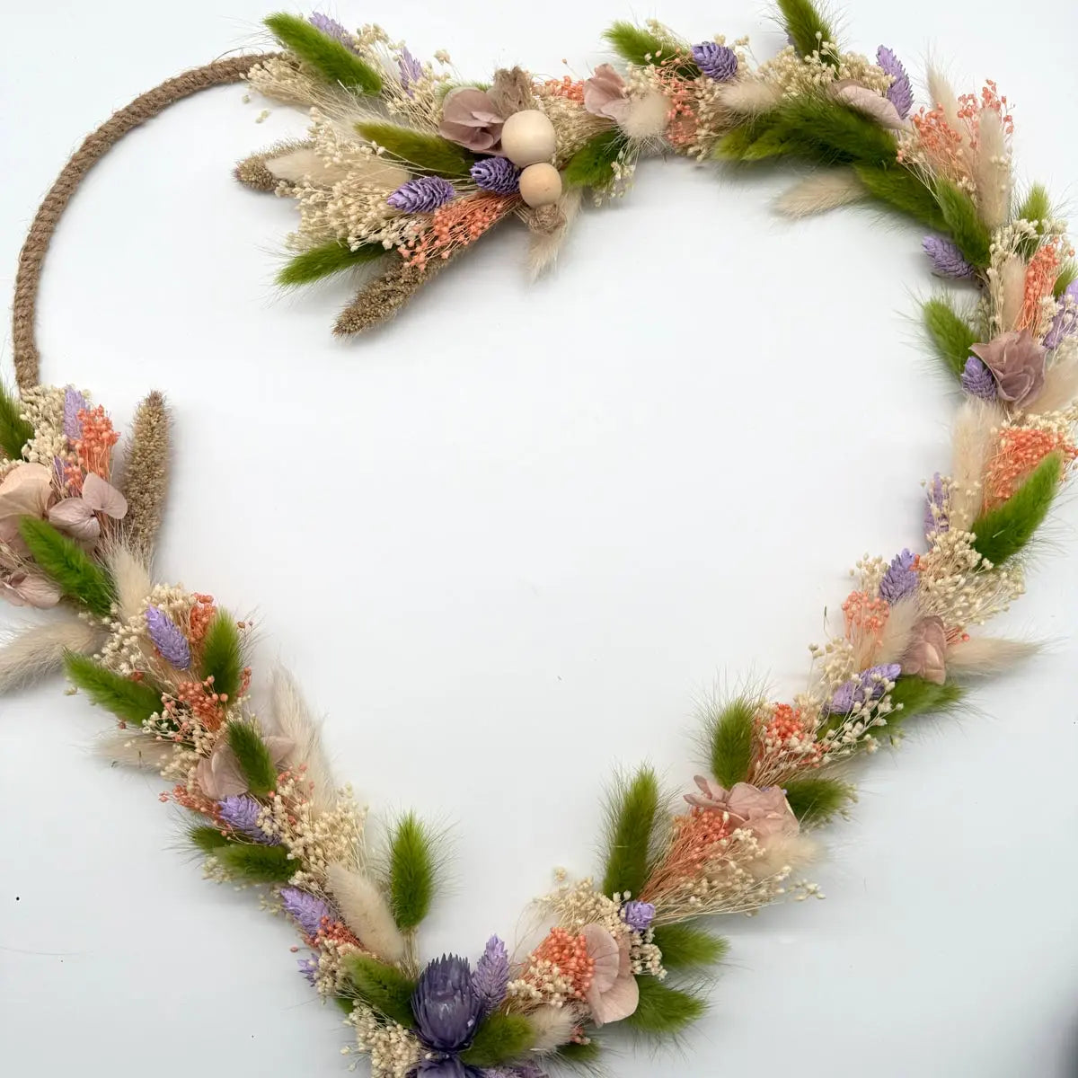 Cœur pastelle avec fleurs séchées