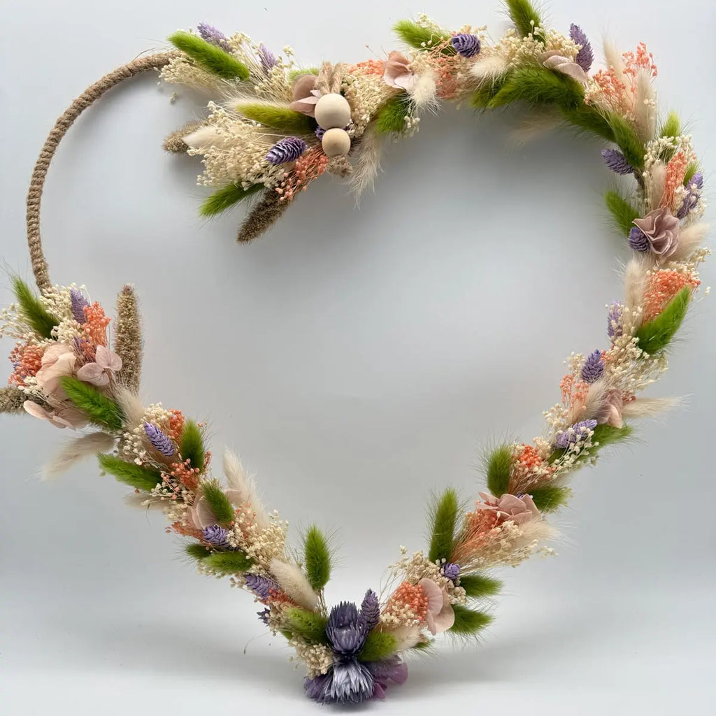 Cœur pastelle avec fleurs séchées
