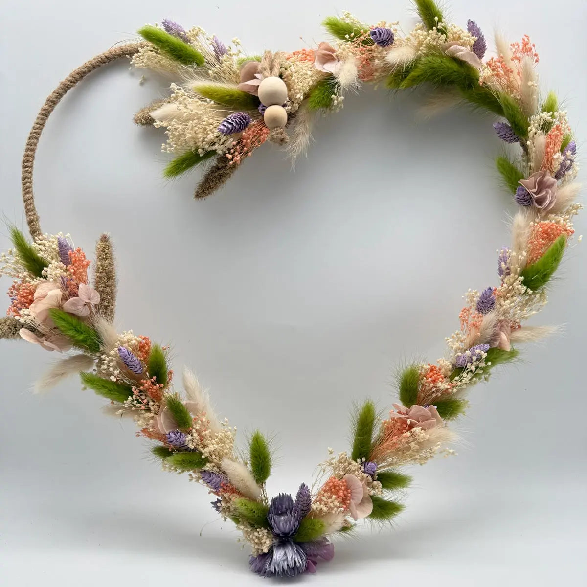 Cœur pastelle avec fleurs séchées